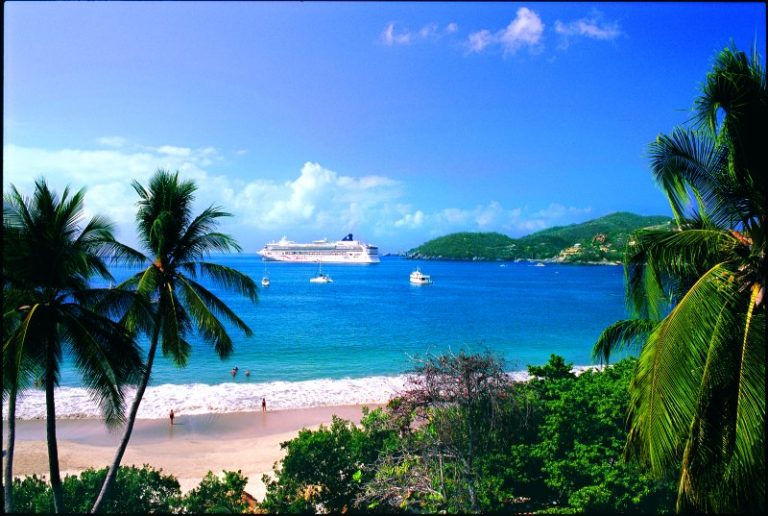 Norwegian Star in Zihuatanejo